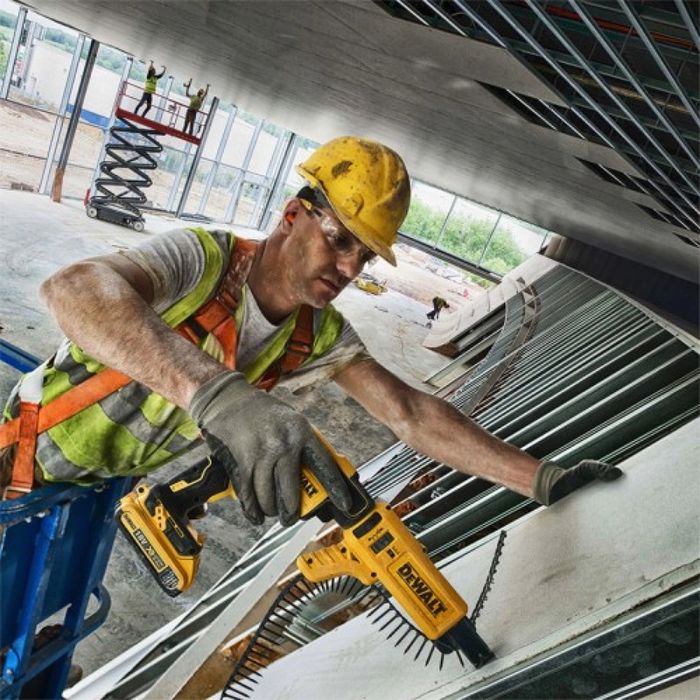 Акумулаторен винтоверт DEWALT DCF620D2K с батерии и зарядно устройство