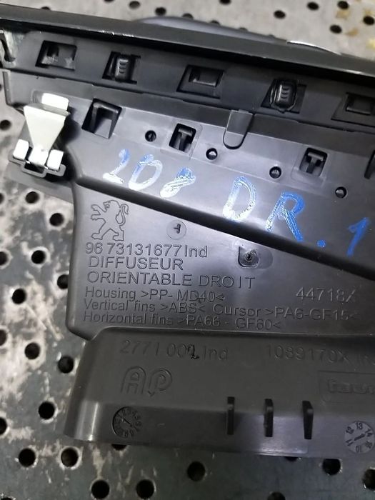 Grila ventilatie bord dreapta peugeot 208 1 ca cc 9673131677