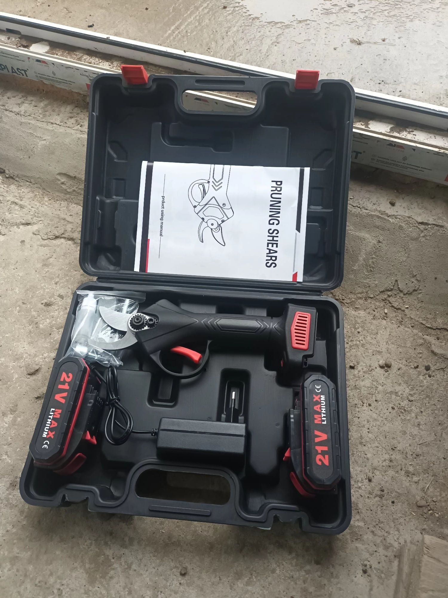 Foarfeca si fierastrau pe acumulator