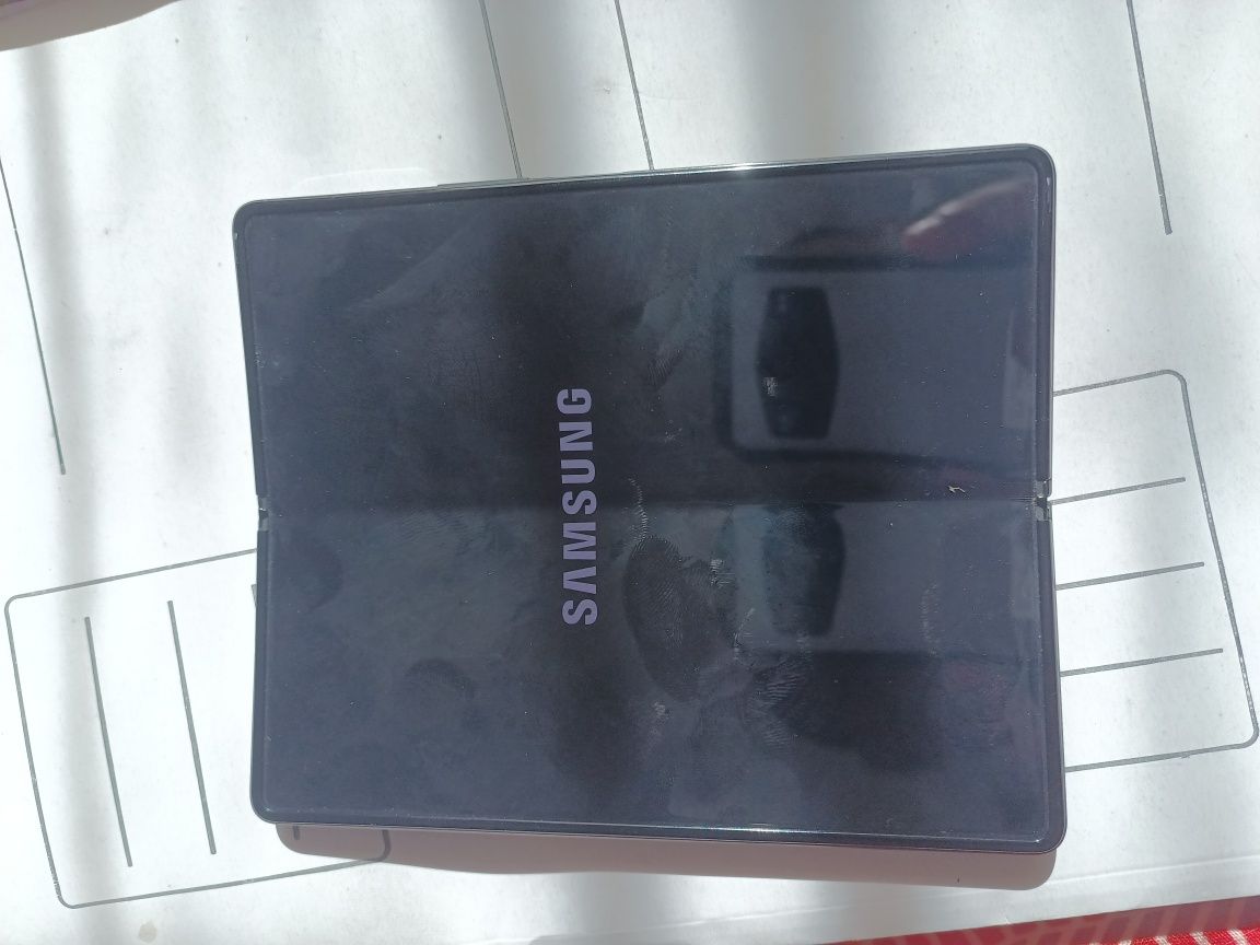 Samsung Galaxy Z Folder 2/256 GB arată și funcționează excelent