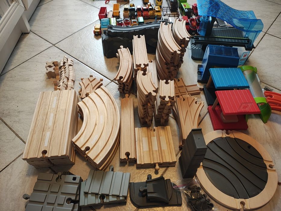 Set sine de lemn cu mașinuțe,trenulete și accesorii 9kg