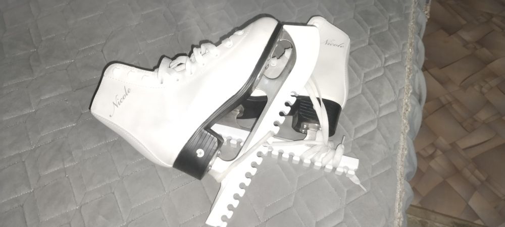 Продам женские коньки