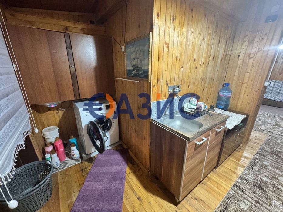 Многостайна къща с басейн в с. Просеник, Общ. Руен, обл. Бургас,