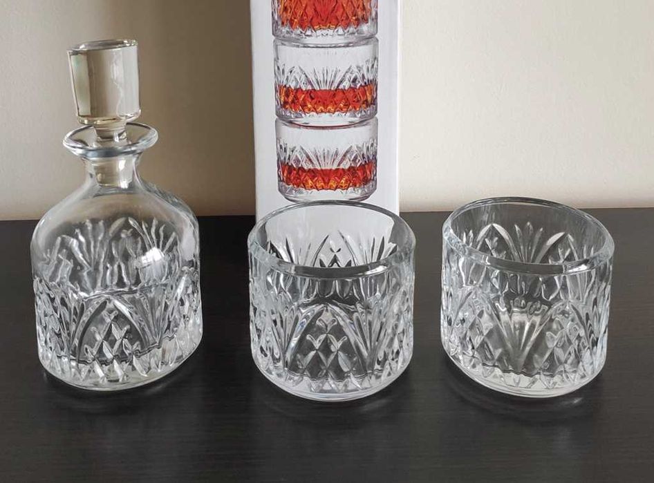 Set whisky - 2 pahare si sticla suprapozabile
