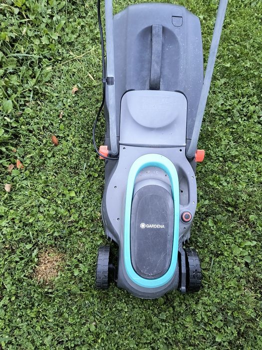 Mașină electrică de tuns gazon
