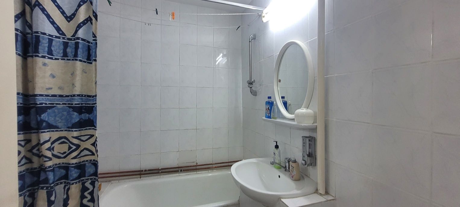 Apartament 3 camere Onesti, zona de jos, 2 bai .