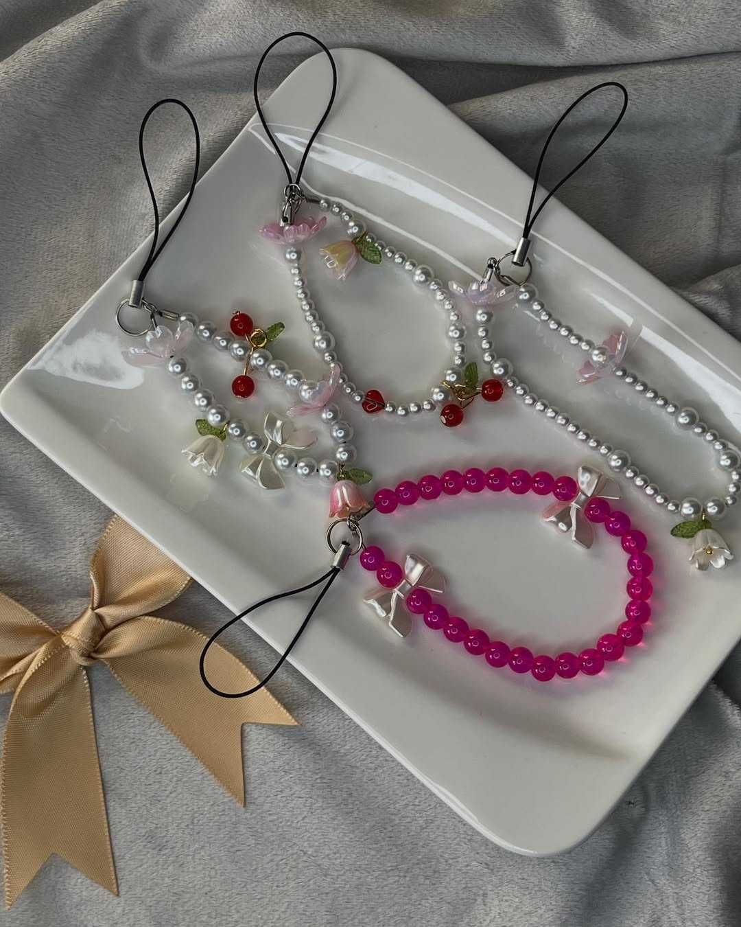 Bratari, lantisoare, brelocuri din perle Handmade.