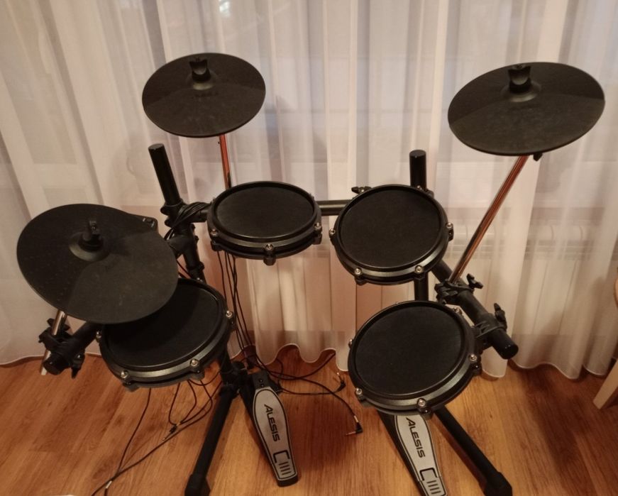 Електронен барабанен сет,  модел Alesis Nitro Mesh Kit.