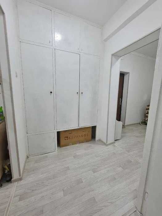 Kvartira sotiladi 2 xonalik (2/2/12) metro oldida Yashnobod tumani