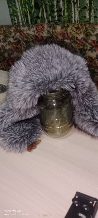 Продам два платья и зимнюю шапку.