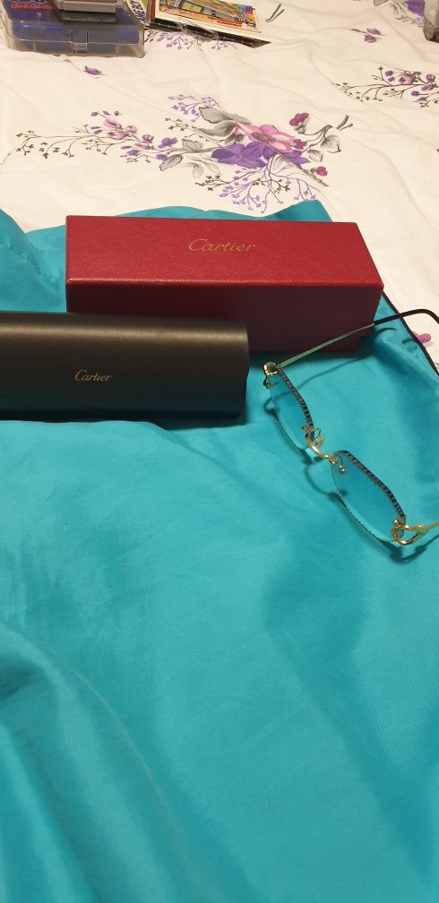 Vand ochelari de soare cartier