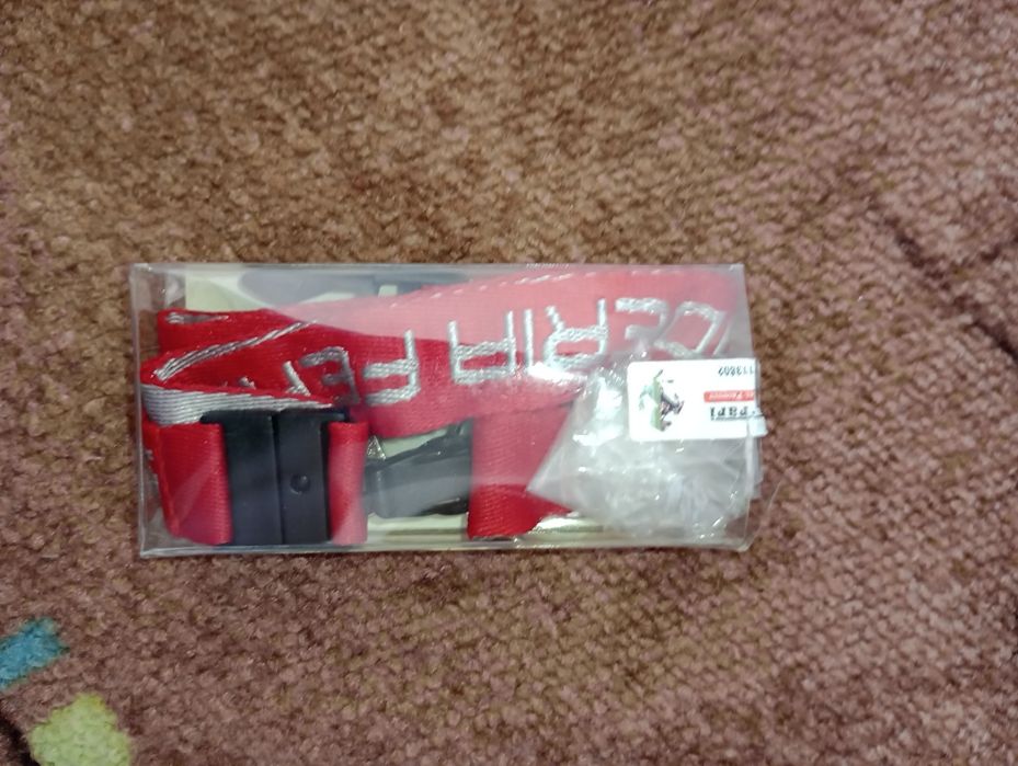 Vând dantelă de gât de la Ferrari.