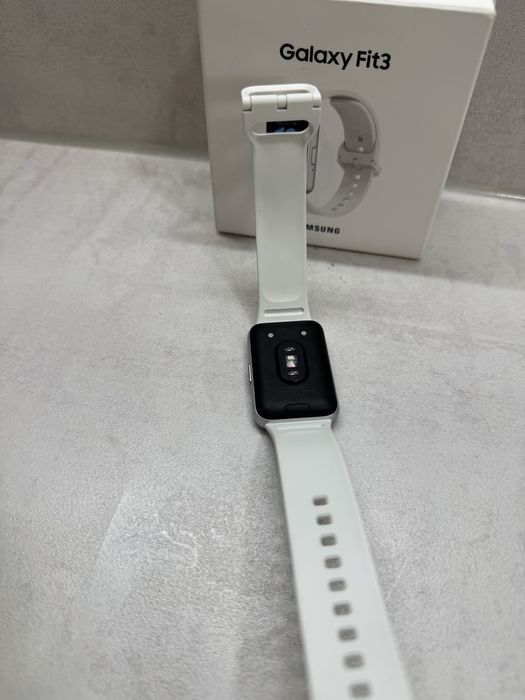 НОВА! Фитнес гривна Galaxy Fit3 бяла
