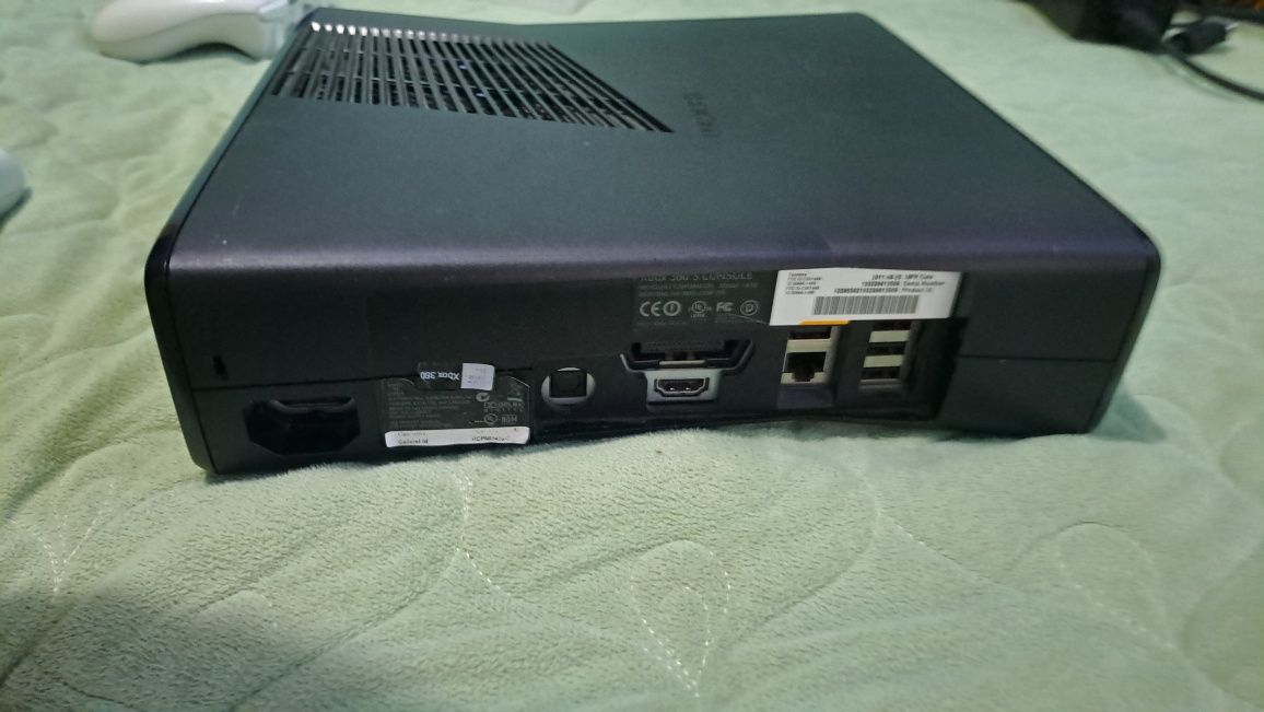Vând xbox360 cu un joc și 3 controlere