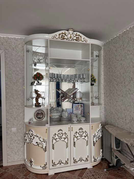 Продам шкаф витрина в хорошем состоянии