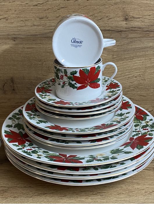 Коледен порцеланов сервиз- Gibson Poinsettia