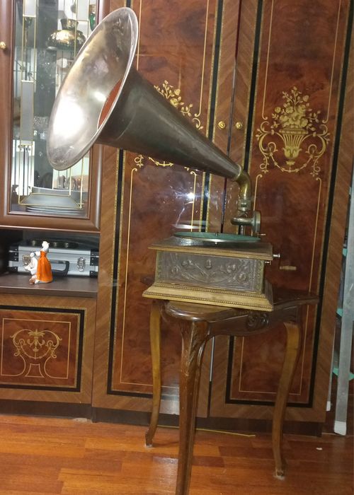 Старинный граммофон начало XX века