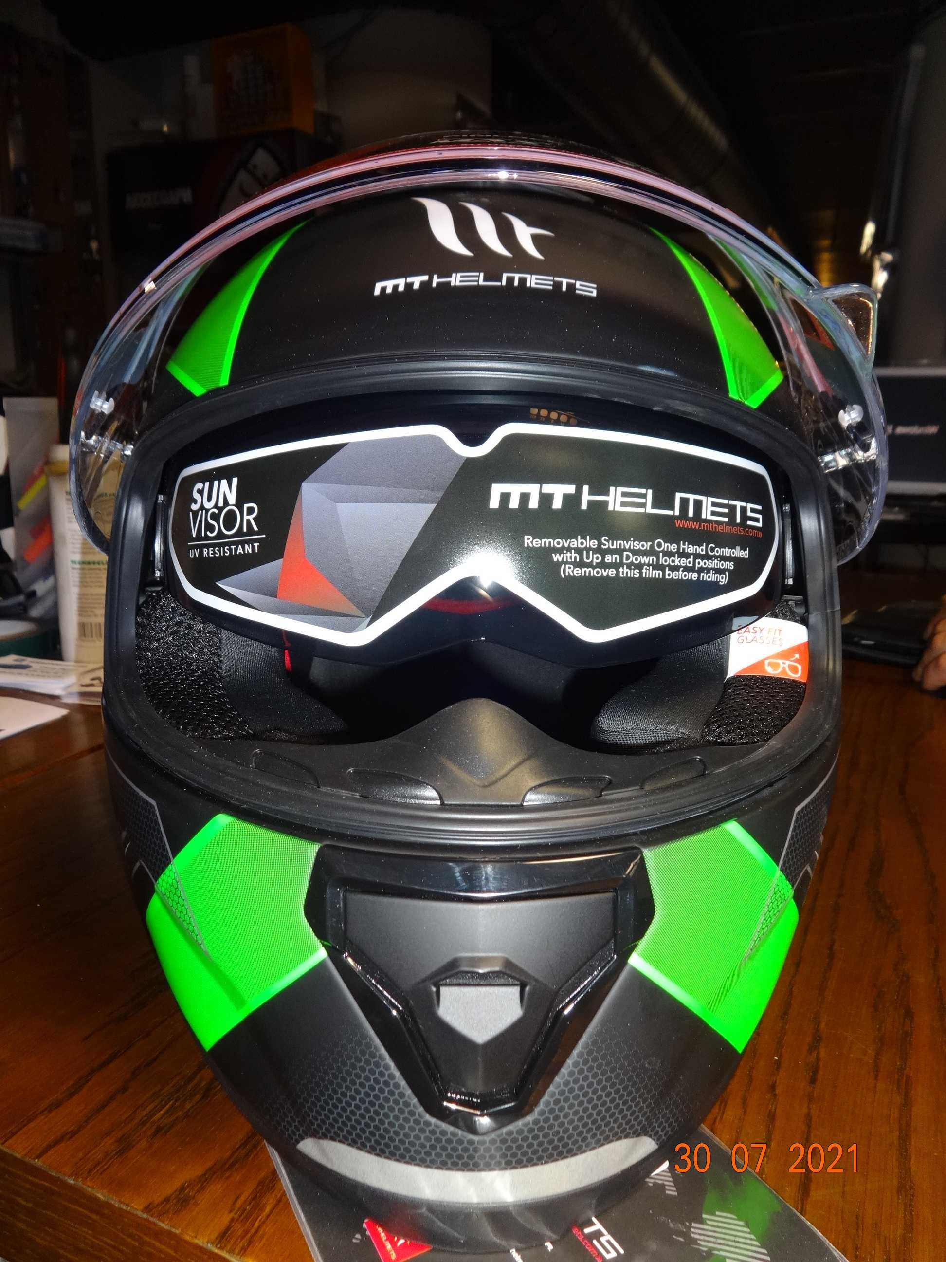 ПРОМО! каска MT Helmets Thunder 3 SV пистова мото каска с тъмни очила