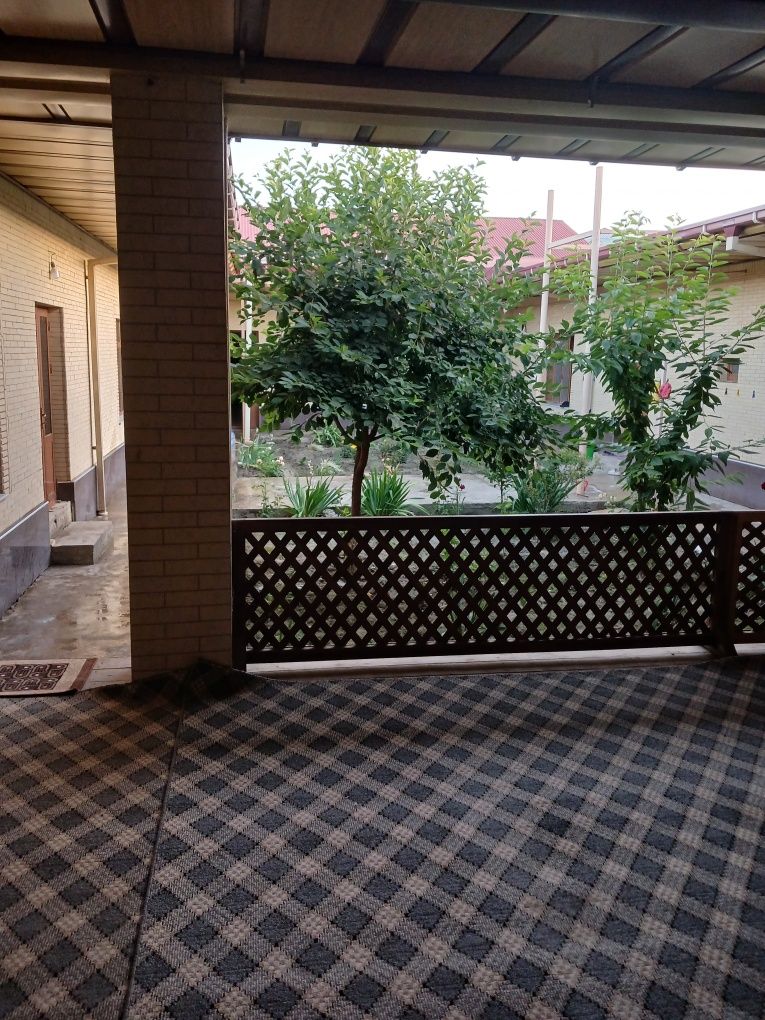 Uy hovli sotiladi.