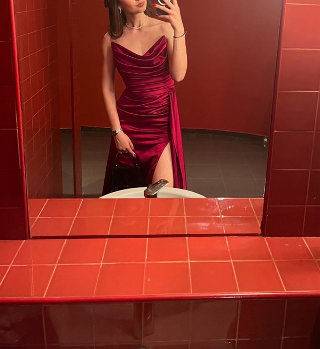 Червена бална рокля