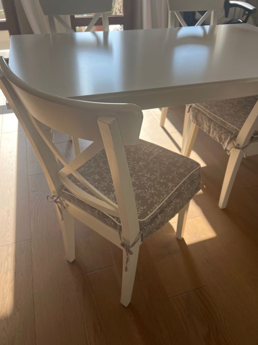 Маса със столове