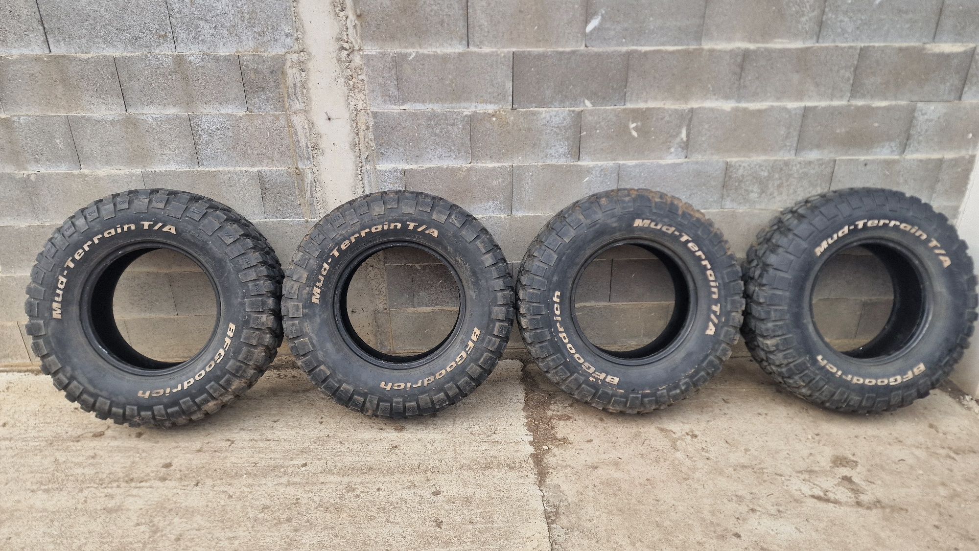 BF GOODRICH KM2 265 75 16