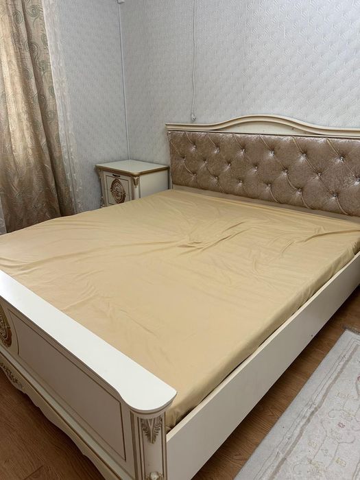 Продается гарнитур без шефонера. Кровать, две тумбочки, комод.