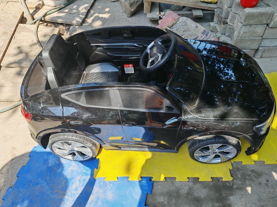 Audi pentru copiii cu acumulator și consola