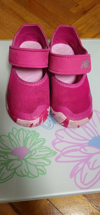 Papucei New Balance marimea 27 !