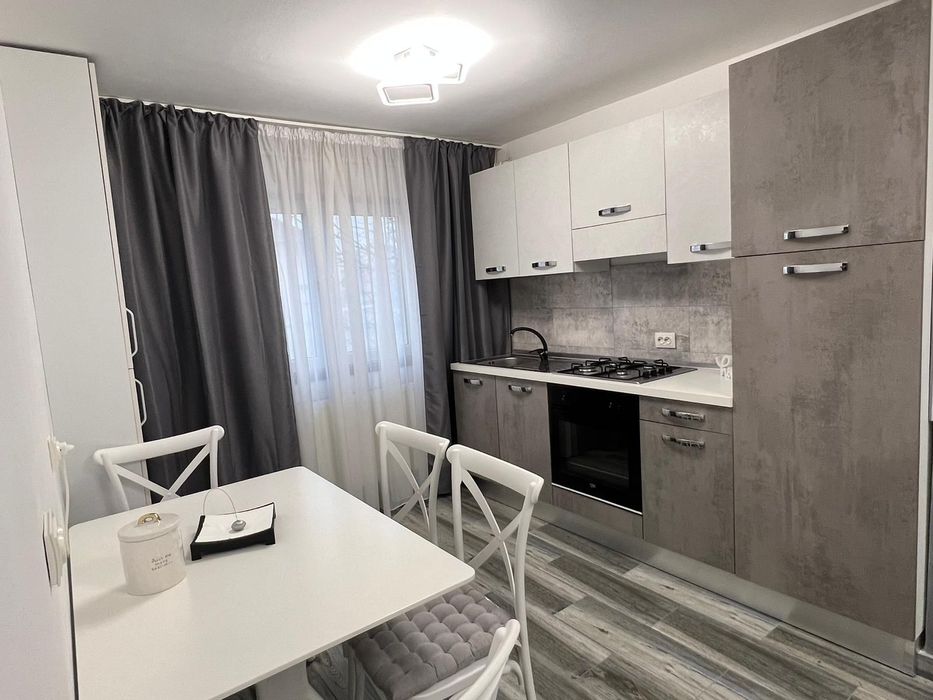 Închiriez apartament