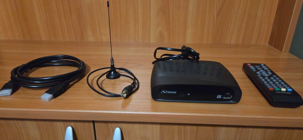 Декодер STRONG за цифрова ефирна телевизия.