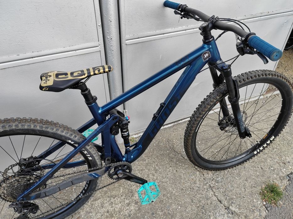 Bicicleta full suspension Ghost riot 2023 si un Ghost Slamr 4.9