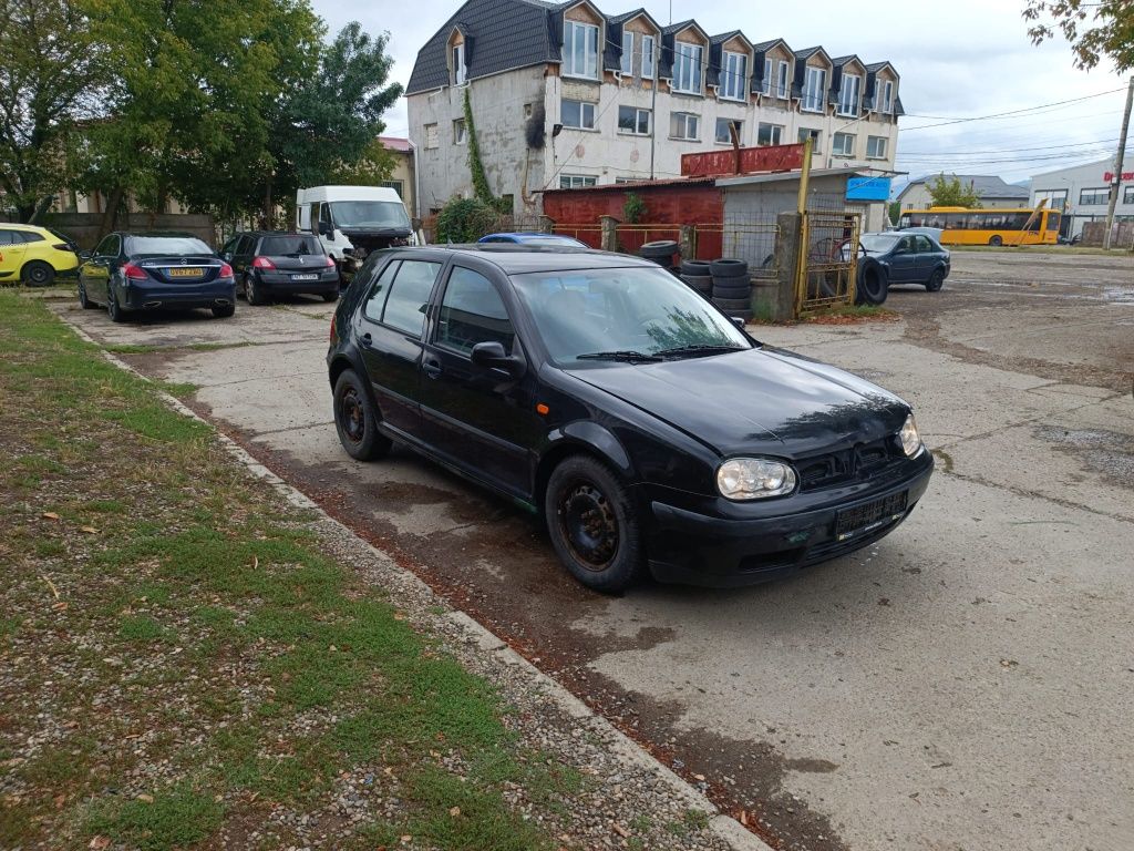 Dezmembrez Golf 4 motor 1.4 16 valve.