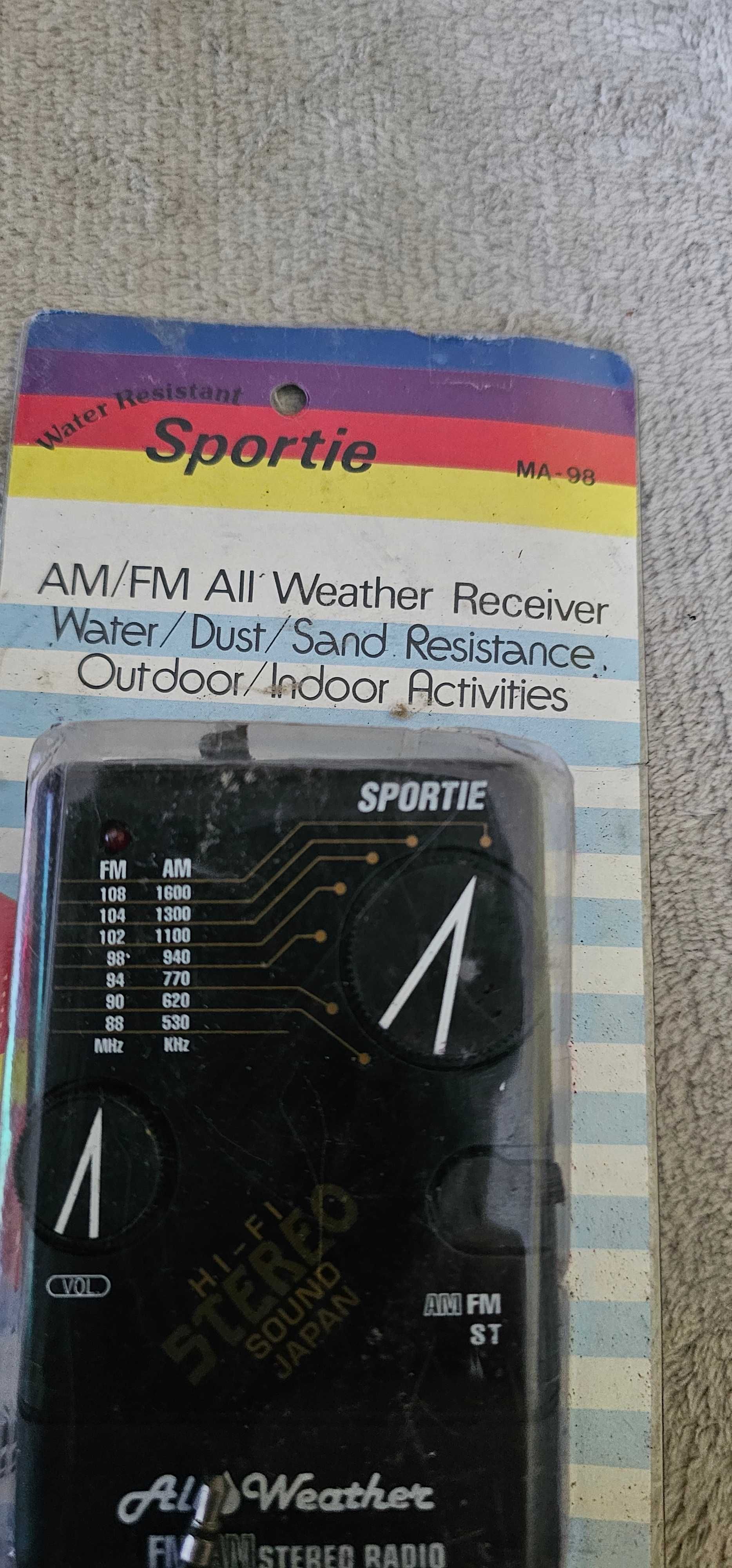 casetofon portabil walkman japonez cu casti  radio portabil