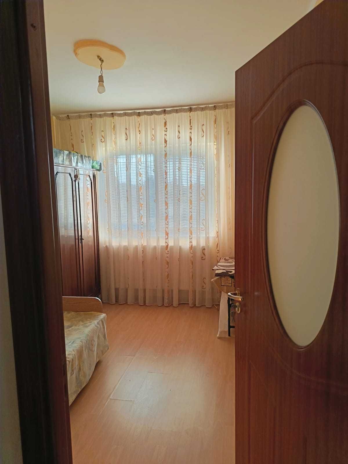 Vand apartament 3 camere, decomantat, etaj 3