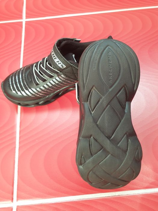 Adidasi Skechers negri cu luminite noi