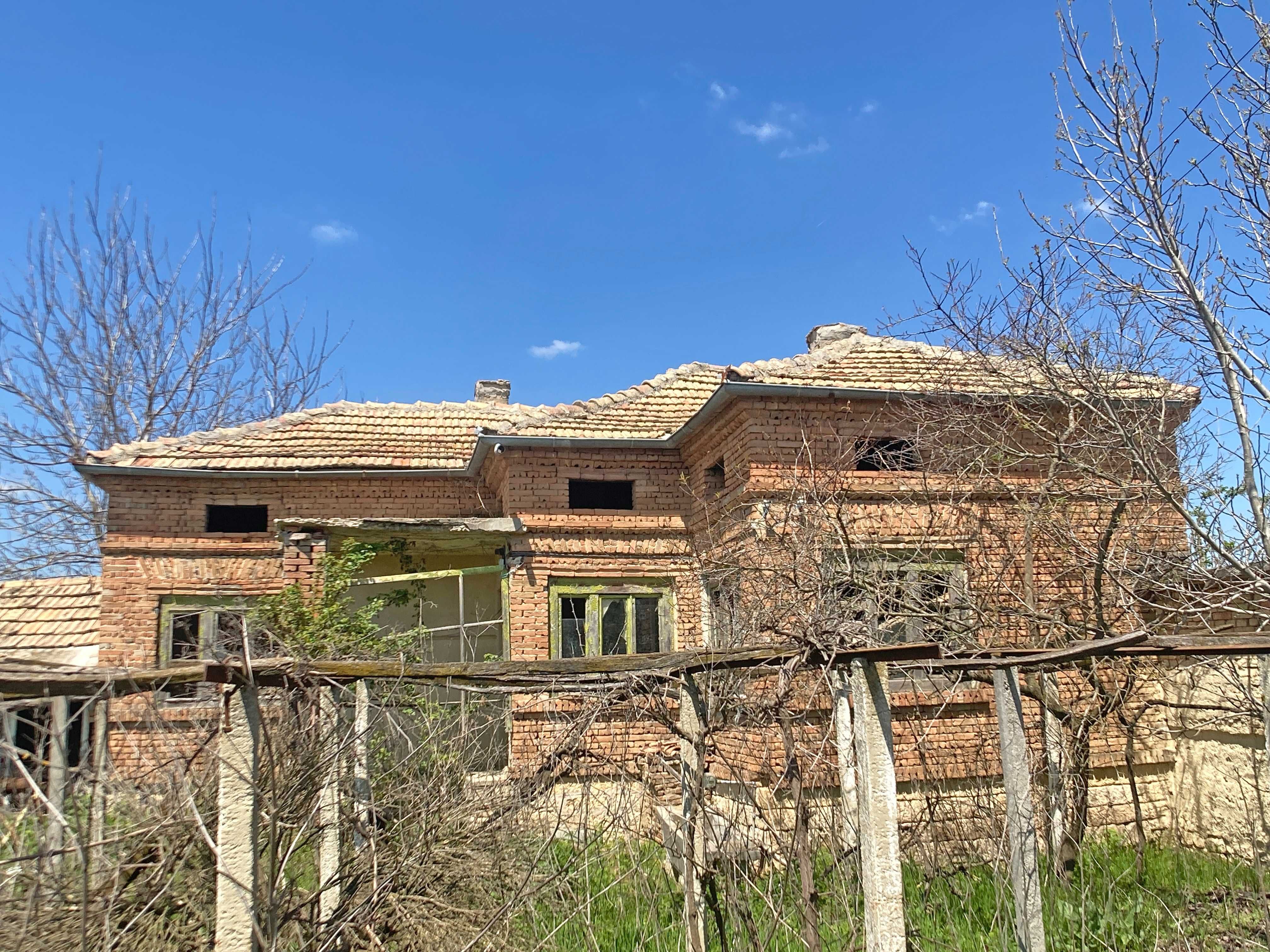 Продава се тухлена къща с двор 870 кв.м. и КЛАДЕНЕЦ в с. Изворник.