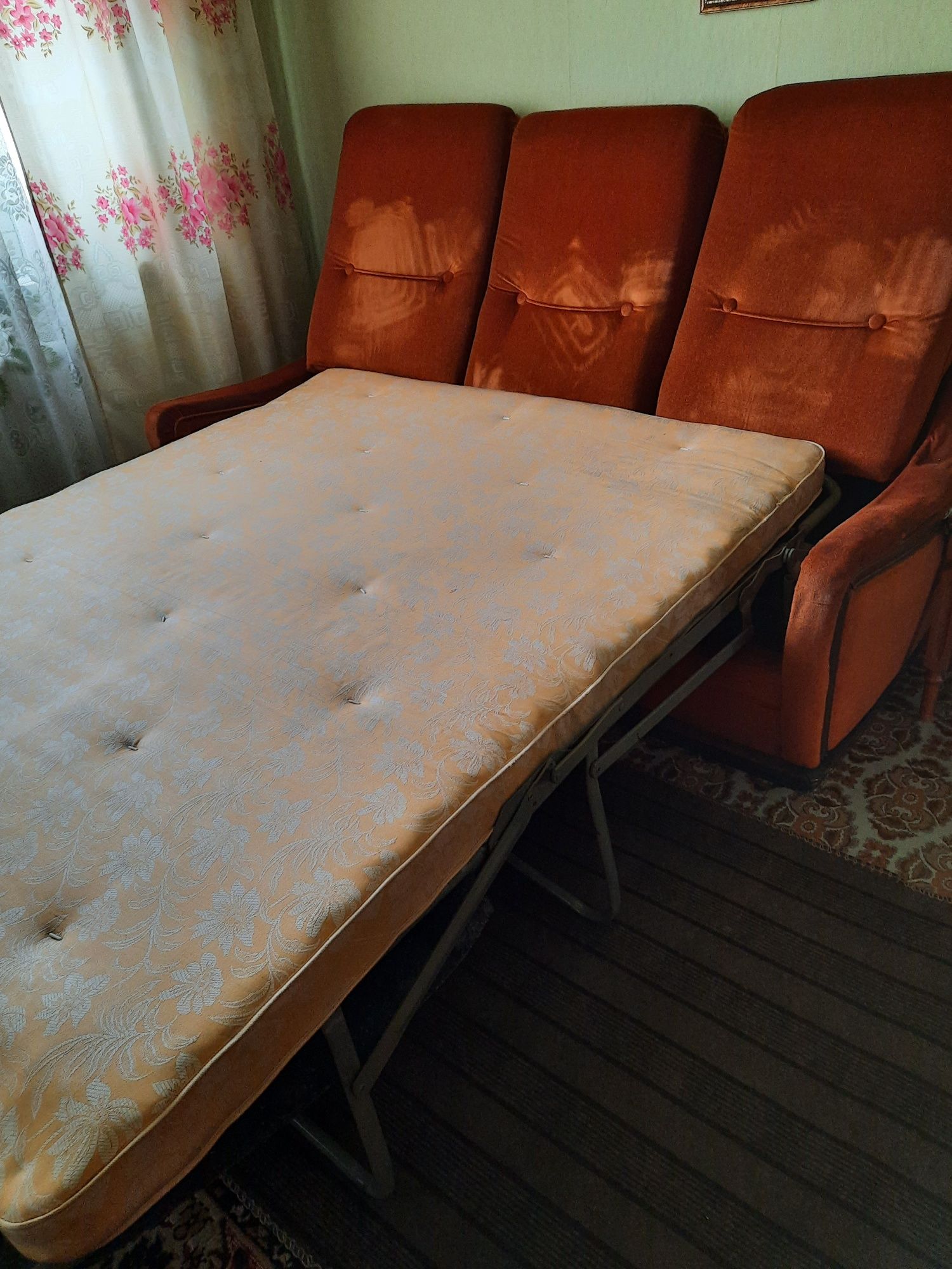 Продам диван кровать, круглый стол.