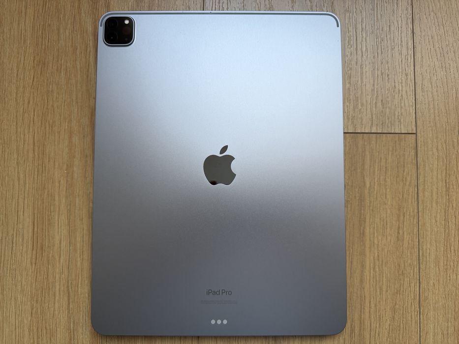 Apple iPad Pro 12,9" (2022) 6th Gen, 256GB, Wi-Fi + оригинален калъф.