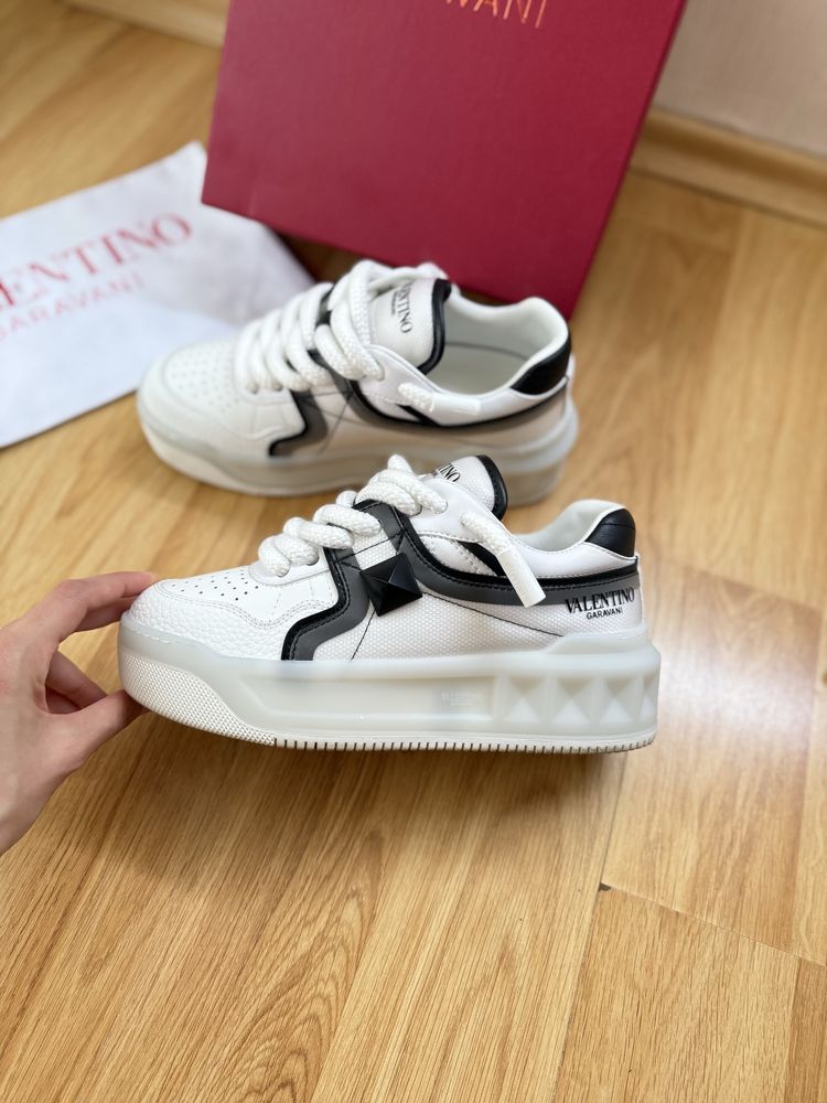 Valentino Garavani One Stud Low-Top Sneakers Маратонки 38 номер