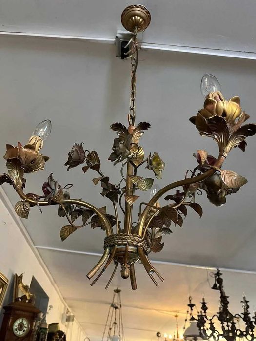 Candelabru vintage metalic cu flori și frunze aurii