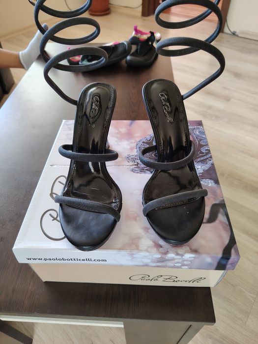 Сандали на висок ток