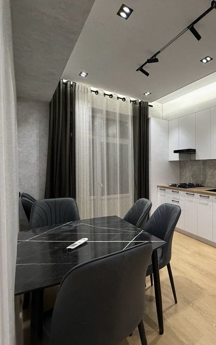 Стол и стулья новый