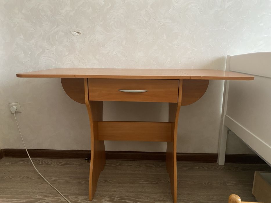 Деревянный стол.