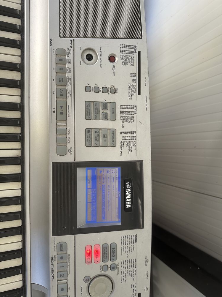 Yamaha Portable Grand DGX-305