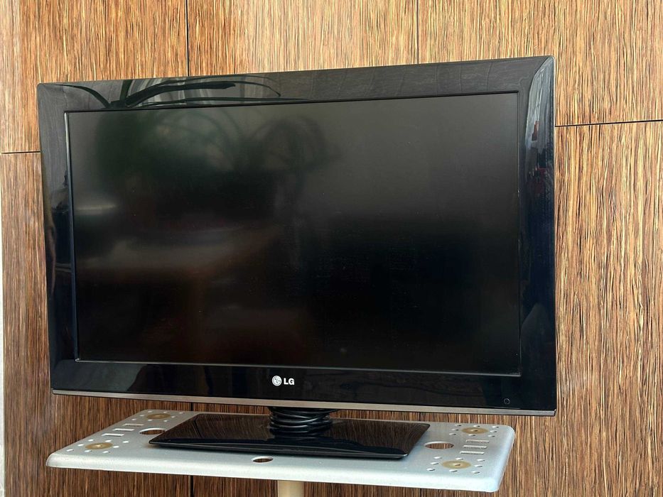 Телевизор LG с тумбой, диагональ 32. Не смарт.