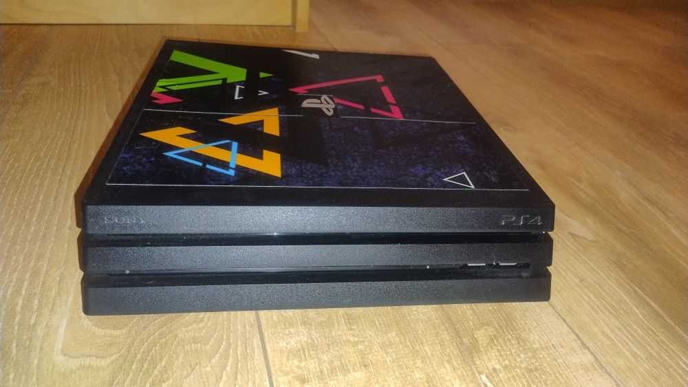 Consola PS 4 Pro cu 2 manete și 4 jocuri