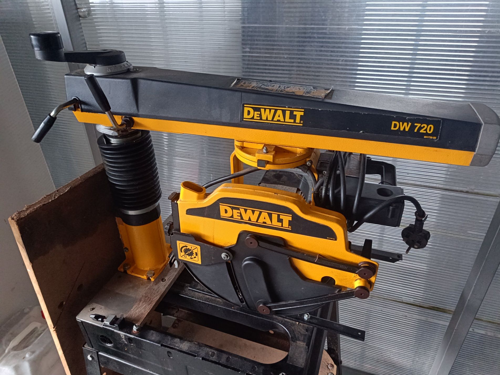 Машина Dewalt DW 720