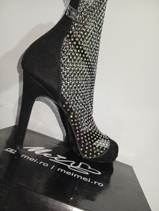 Sandale din plasa și pietricele