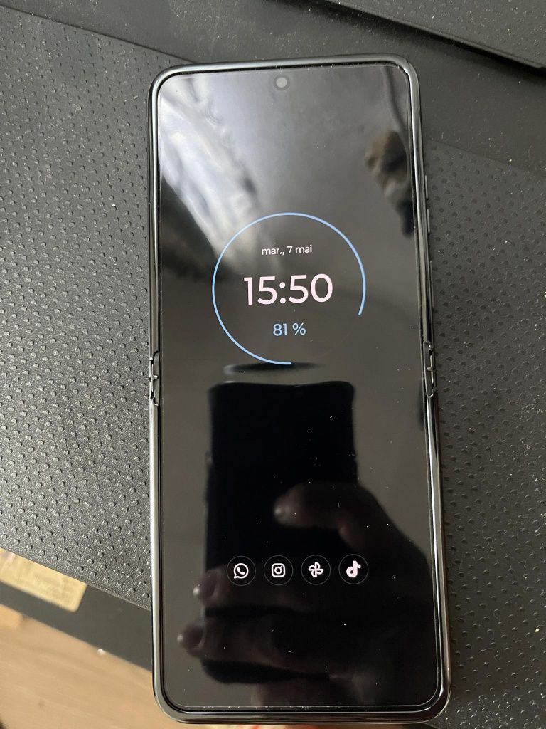 Motorola Razr 40 256 GB 8 GB RAM stare nou cumpărat de 4 luni de zile